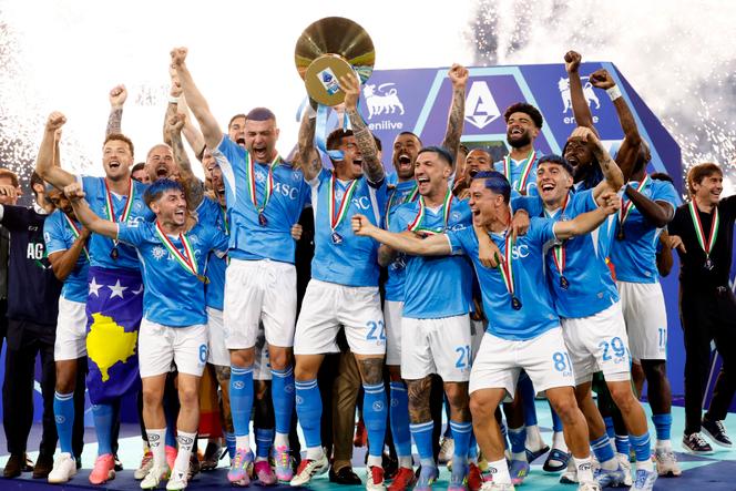 Les joueurs de Naples soulèvent le trophée de champion d’Italie après leur victoire à domicile contre Cagliari, le 23 mai 2025.