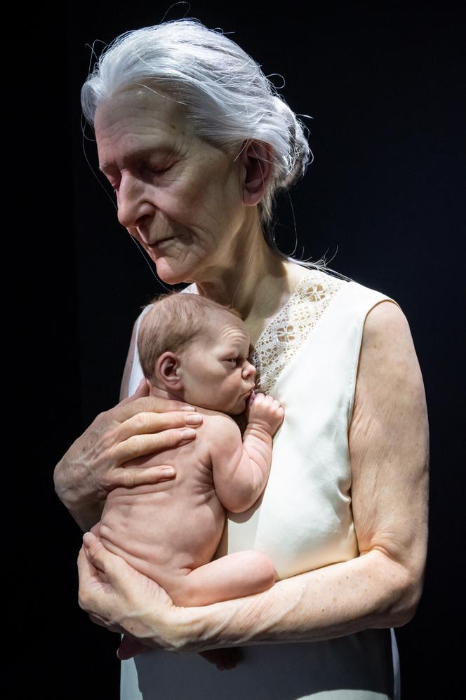 « Woman and Child, 2010 », sculpture hyperréaliste de Sam Jinks, au Musée Maillol, à Paris, le 7 septembre 2022.