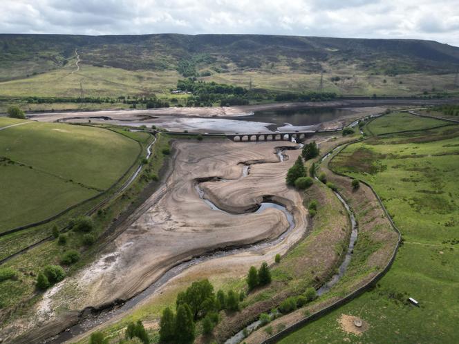 Lit du réservoir de Woodhead partiellement révélé par une baisse du niveau de l’eau, près de Glossop, en Angleterre, le 22 mai 2025.