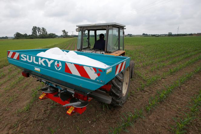 Un agriculteur se prépare à utiliser de l’engrais uréique dans son champ de maïs, à La Planche, près de Nantes le 5 juin 2018. 