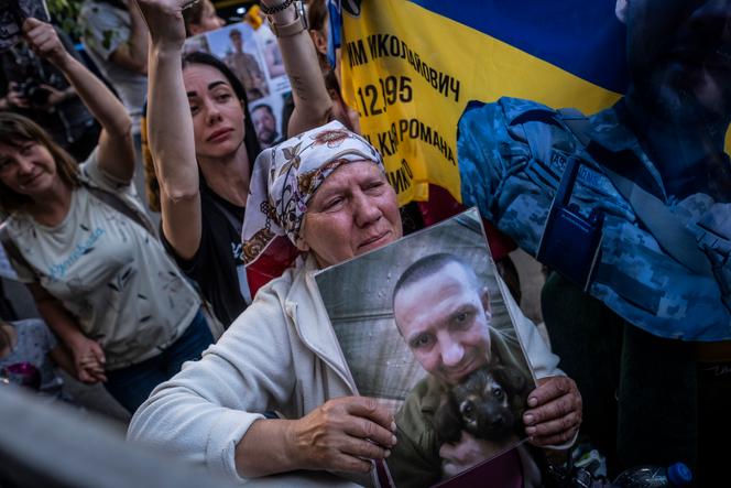 Des proches de prisonniers de guerre ukrainiens, lors du retour de détenus après un échange entre la Russie et l’Ukraine, dans l’oblast de Tchernihiv (Ukraine), le 23 mai 2025.
