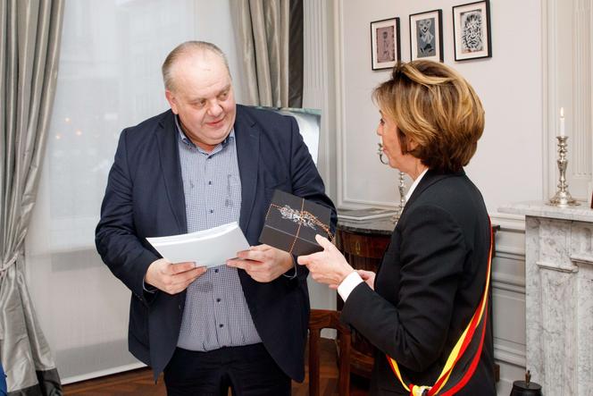 Guy Guy D’haeseleer, maire de Ninove, et Carina Van Cauter gouverneure de la Flandre-Orientale, lors de la prestation de serment à Gand, dans la région de la Flandre-Orientale, le 26 mars 2025.