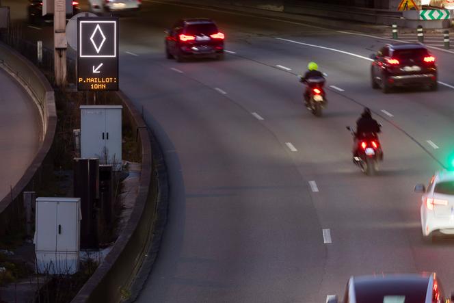 Sur le périphérique, à côté d’un panneau indiquant que la voie de gauche est réservée au covoiturage, aux bus, aux taxis, aux véhicules d’urgence et aux personnes à mobilité réduite, à Paris, le 6 mars 2025.