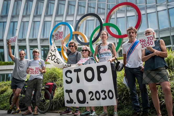 Les membres du collectif français NO-JO (No Olympics) Delphine Larat (à droite) Pierre-Henri Janot (2e à droite) et Stéphane Passeron (2e à gauche) lors d’une manifestation demandant le retrait de la candidature des Jeux olympiques de 2030 devant le siège du Comité international olympique (CIO) à Lausanne, Suisse, le 19 juillet 2024.