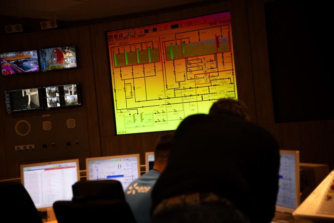 Dans la salle de contrôle de l’usine de retraitement de Flamanville (Manche), le 25 avril 2024.
