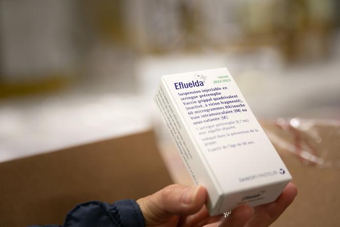 Boîte de vaccin contre la grippe hautement dosé Efluelda, dans un laboratoire de Sanofi à Val-de-Reuil (Eure), le 5 septembre 2022.