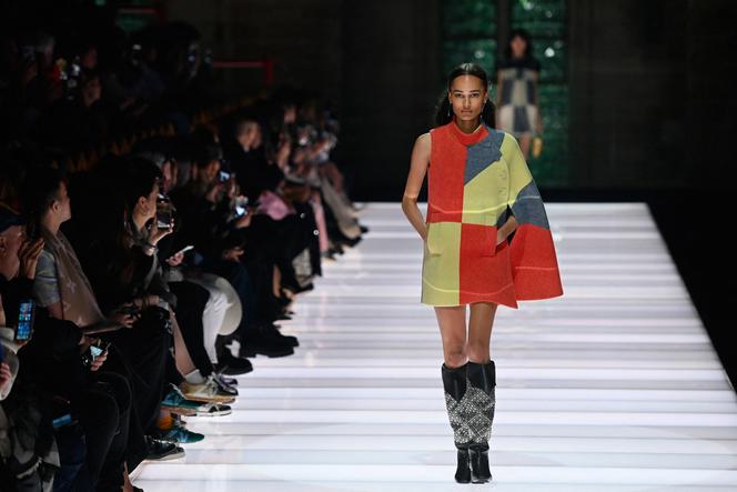 Collection Louis Vuitton Cruise 2026, présentée à la cour d'honneur des Palais des Papes à Avignon le 22 mai 2025.