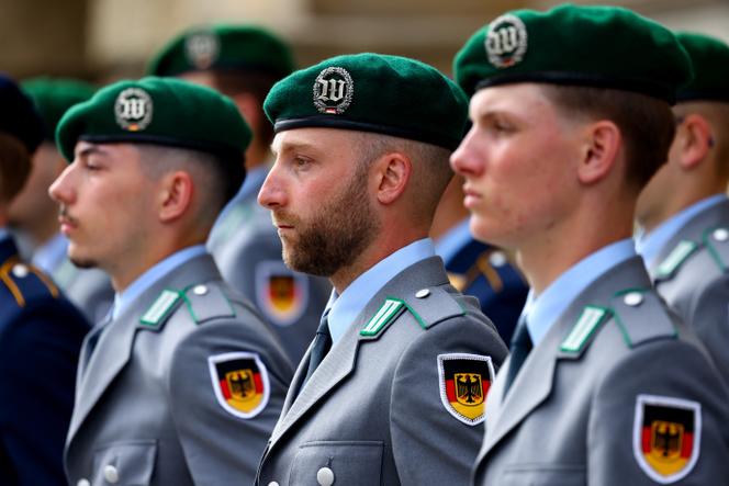 Fabian, au centre, une recrue des forces armées allemandes Bundeswehr, assiste à une cérémonie de prestation de serment pour les nouvelles recrues devant la Chambre des représentants de Berlin, le 23 mai 2025.