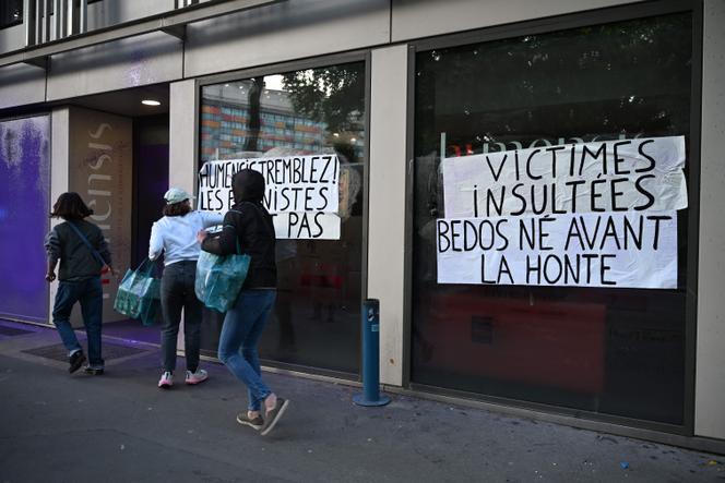Des militantes féminines devant les Editions de l’Observatoire, à Paris, le 23 mai 2025.