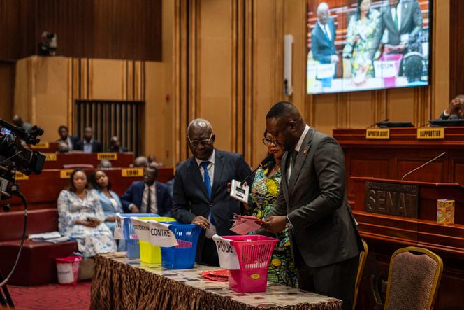 Les sénateurs de la République démocratique du Congo votent la levée de l’immunité de l’ancien président, Joseph Kabila, à Kinshasa, le 22 mai 2025.