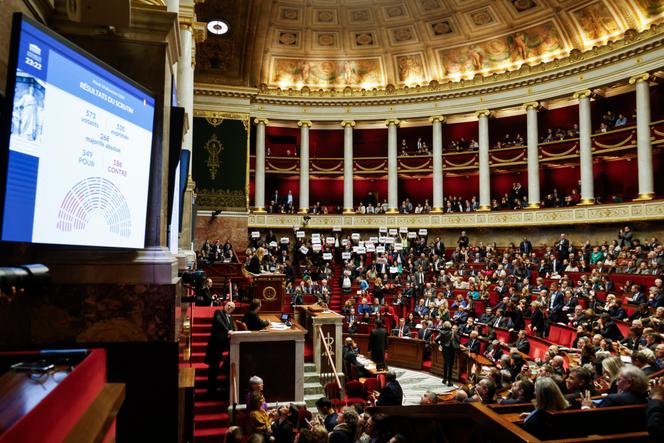 Les députés après le vote et l’approbation du projet de loi visant à contrôler l’immigration, à l’Assemblée nationale, le 19 décembre 2023.