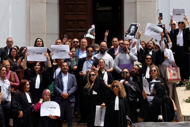 Des avocats manifestent contre l’arrestation de Sonia Dahmani, devant le palais de justice de Tunis, le 13 mai 2024.
