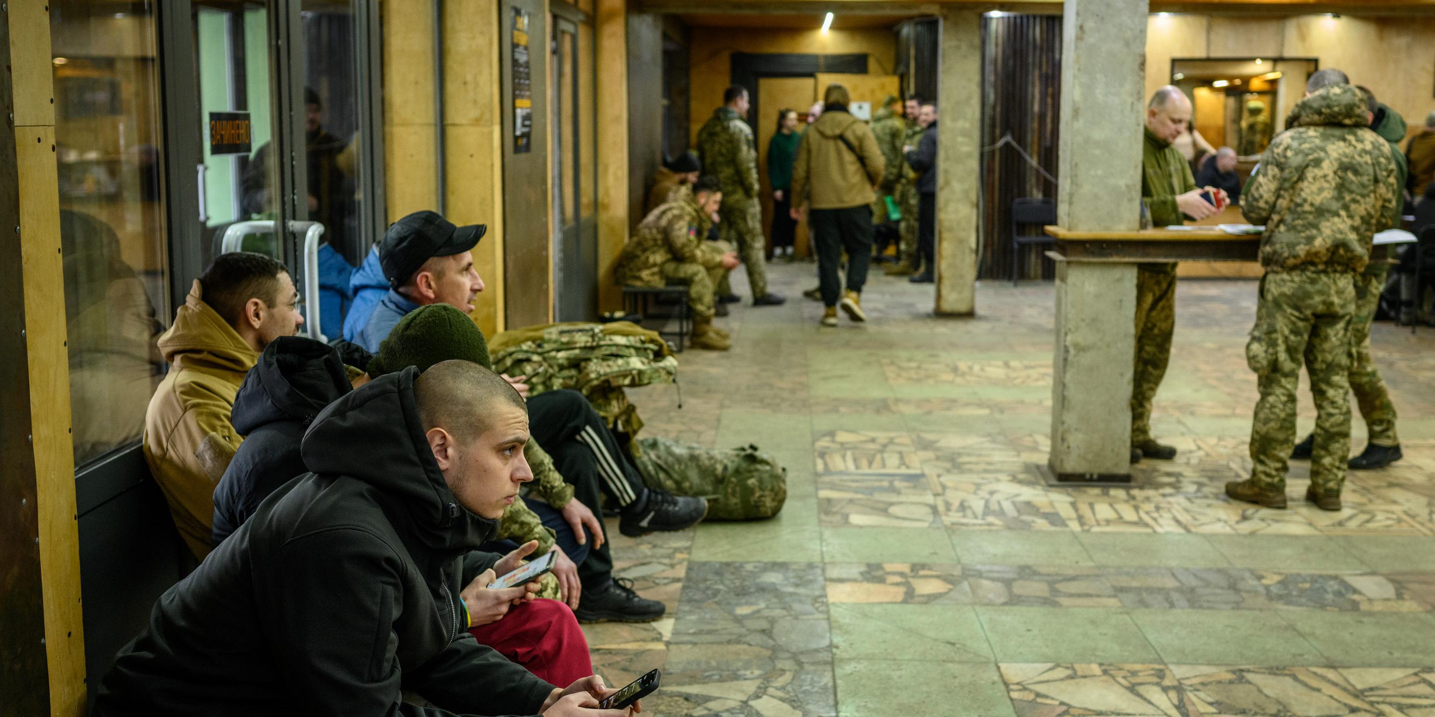 « Maman, je suis chez Azov » : l’armée ukrainienne tente de créer une nouvelle dynamique pour attirer des recrues