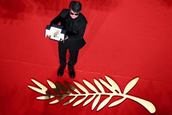 De Iraanse regisseur Jafar Panahi ontvangt op 24 mei 2025 in Cannes de Gouden Palm voor