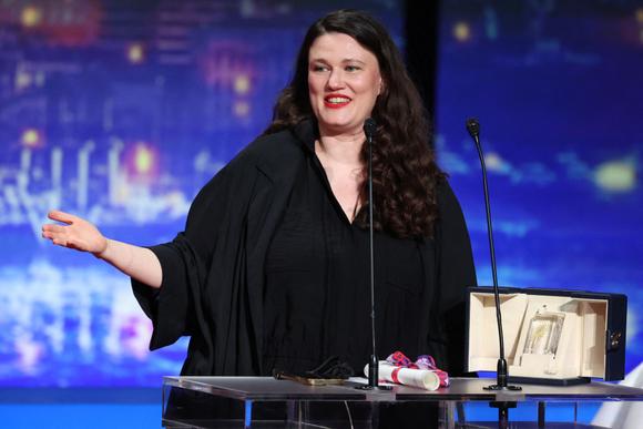 Mascha Schilinski ontvangt de juryprijs voor “Sound of Falling” in Canes (Alpes-Maritimes) op 24 mei 2025.