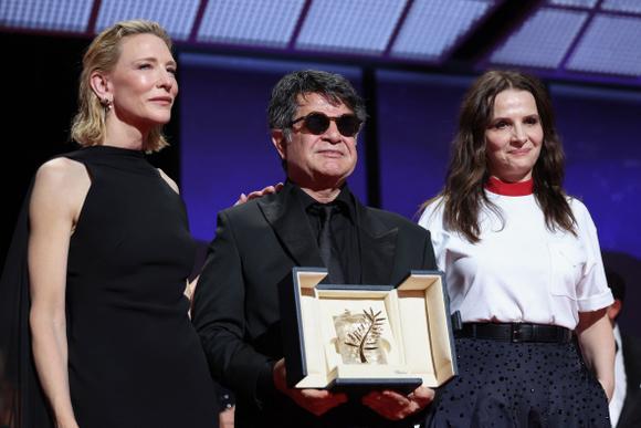 Jafar Panahi ontvangt op 24 mei 2025 de Gouden Palm van Cate Blanchett en Juliette Binoche voor