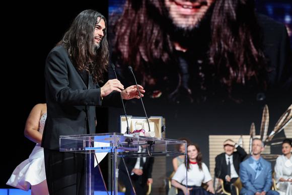 Olivier Laxe ontvangt de juryprijs voor “Sirat” in Cannes (Alpes-Maritimes) op 24 mei 2025.