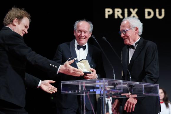 The Dardenne brothers received the award for best screenplay for “Young Mothers” in Cannes (Alpes-Maritimes) on May 24, 2025.