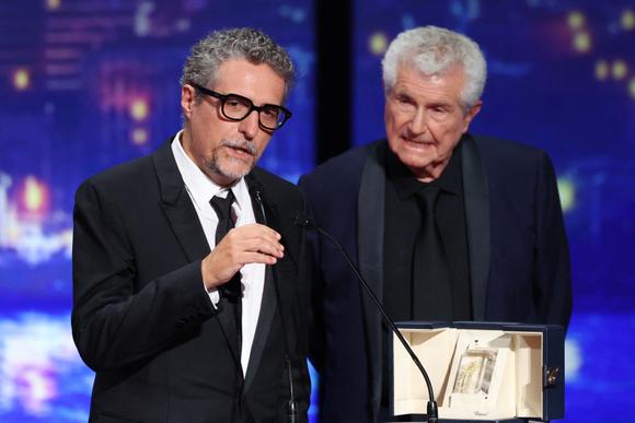 Kleber Mendonça Filho ontvangt op 24 mei 2025 in Cannes (Alpes-Maritimes) de prijs voor Beste Regisseur voor “The Secret Agent” van de Franse regisseur Claude Lelouch.