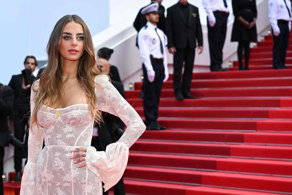 Voormalig Frans-Israëlische gijzelaar Mia Schem aan de voet van de trappen van het Palais des Festivals in Cannes, 24 mei 2025.