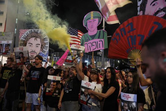 Einav Zangauker, la mère de Matan Zangauker, toujours otage du Hamas à Gaza, montre la photo de son fils lors d’une manifestation pour la libération des captifs. A Tel-Aviv, le 24 mai 2025.
