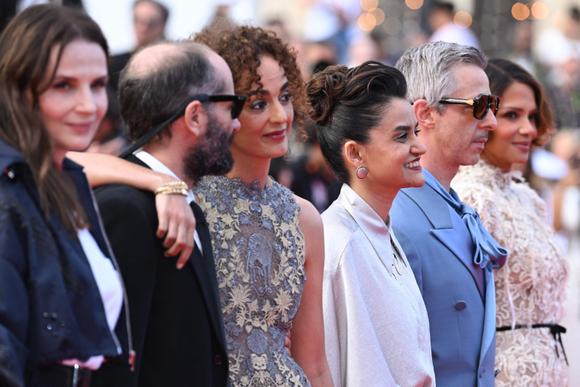 De juryleden van het 78e festival nemen de volgende stappen: Juliette Binoche, de Mexicaanse filmmaker Carlos Reygadas, de Frans-Marokkaanse schrijfster en journaliste Leïla Slimani, de Indiase filmmaker Payal Kapadia, de Amerikaanse acteur Jeremy Strong en de Amerikaanse actrice Halle Berry.