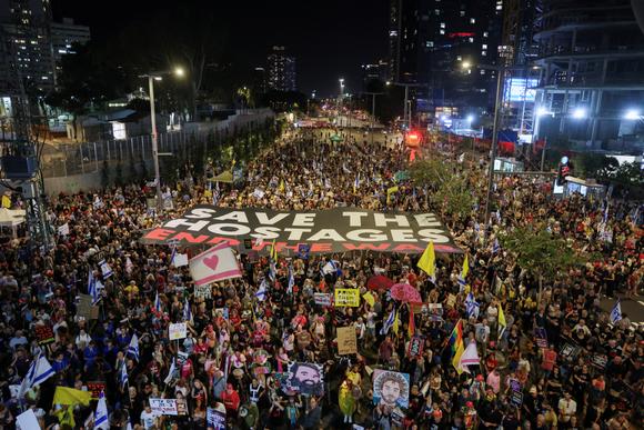 Des manifestants protestent contre le gouvernement de Benyamin Nétanyahou et exigent la libération des otages détenus par le Hamas à Gaza depuis le 7 octobre 2023. A Tel-Aviv, le 24 mai 2025.