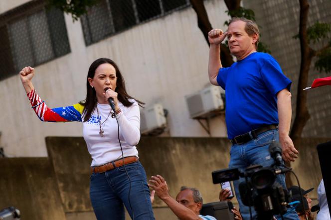Les chefs de l’opposition vénézuélienne, Maria Corina Machado et Juan Pablo Guanipa, lors d’un meeting de campagne à Caracas, le 9 janvier 2025.