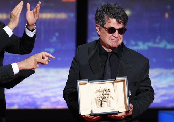 Le réalisateur iranien Jafar Panahi reçoit la Palme d’or pour « Un simple accident », au 78e festival de Cannes, le 24 mai 2025.