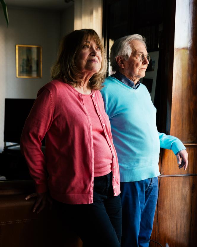Alain et Brigitte Vinatier, les parents de Laurent Vinatier, chez eux, à Issy-les-Moulineaux (Hauts-de-Seine), le 28 avril 2025.