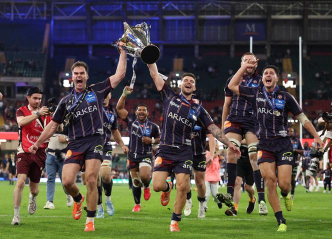 Les joueurs de l’Union Bordeaux-Bègles célèbrent leur victoire en Champions Cup face à Northampton, le 24 mai 2025 à Cardiff (Royaume-Uni).