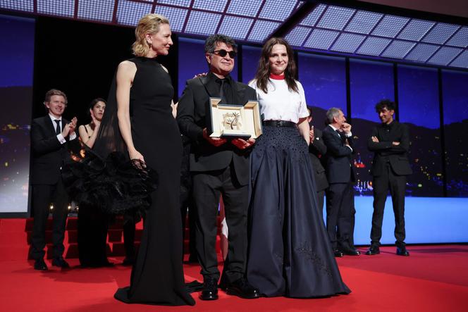 El director iraní Jafar Panahi (centro), la actriz australiana Cate Blanchett (izquierda) y la actriz francesa y presidenta del jurado del 78º Festival de Cine de Cannes, Juliette Binoche, el 24 de mayo de 2025.
