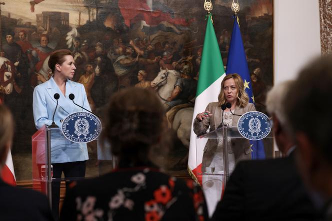 La première ministre italienne, Giorgia Meloni, et son homologue danoise, Mette Frederiksen (à gauche), à Rome, le 22 mai 2025.