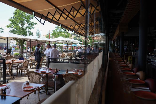 Un restaurant vide de Cannes (Alpes-Maritimes), suite à une importante coupure d’électricité, le 24 mai 2025.
