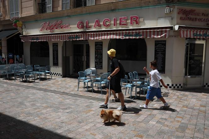 Devant un glacier vide à la suite d’une panne d’électricité dans le sud-ouest de la France, à Cannes (Alpes-Maritimes), le 24 mai 2025.