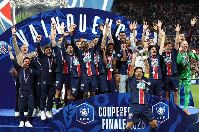Le capitaine brésilien du Paris Saint-Germain, Marquinhos, soulève la Coupe de France avec ses coéquipiers, après leur victoire en finale face à Reims (3-0), le 24 mai 2025, au Stade de France.