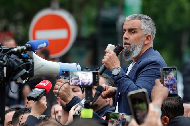 Le vice-président de la Fédération nationale des taxis indépendants, Abdelatif Grine, s’adresse aux chauffeurs de taxi en grève après une réunion entre le premier ministre, François Bayrou, et les représentants de la profession devant le ministère des transports, à Paris, le 24 mai 2025.