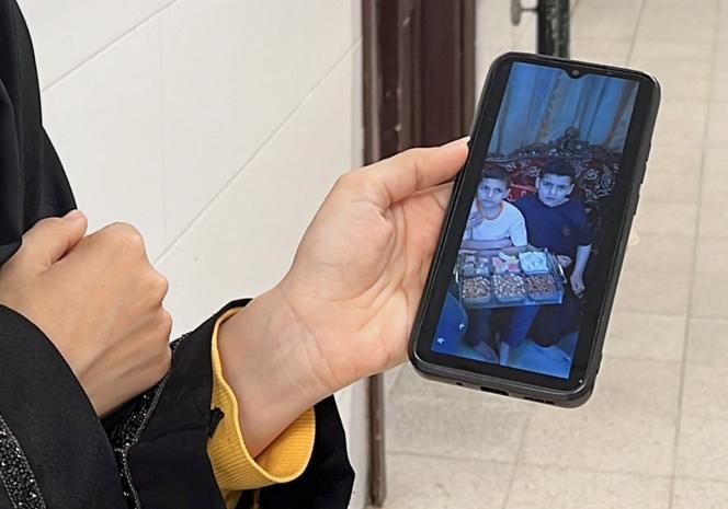 Deux des enfants Al-Najjar tués lors d’une attaque aérienne israélienne, le 23 mai, à Khan Younès, en photo sur le téléphone d’une proche, le 24 mai 2025.