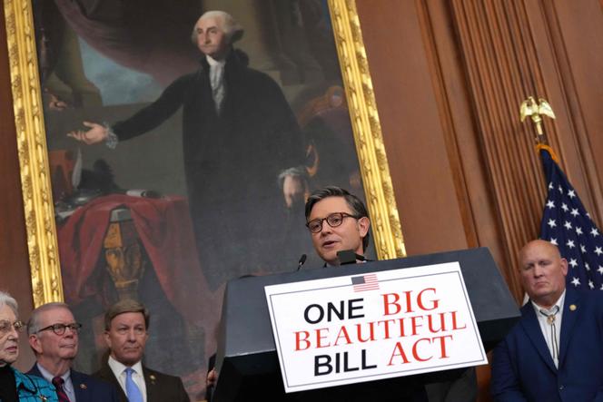 Le président de la Chambre des représentants des Etats-Unis, Mike Johnson, s’adresse aux médias après l’adoption par la Chambre du projet de loi intitulé One Big Beautiful Bill Act (« un grand et beau projet de loi »),  à Washington, le 22 mai 2025.