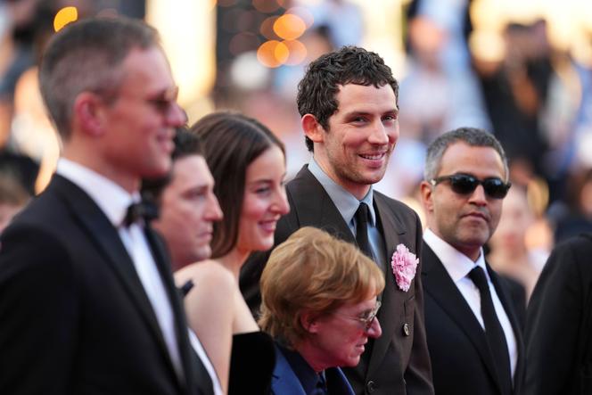 De droite à gauche, le producteur Anish Savjani,  Josh O’Connor, la réalisatrice Kelly Reichardt, Alana Haim, John Magaro et le producteur Neil Kopp à leur arrivée à la première du film « The Mastermind » au 78e festival international du film, à Cannes, le 23 mai 2025.