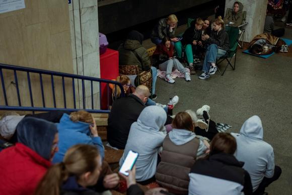 La gente se refugia dentro de una estación de metro durante un ataque ruso, en Kiev, Ucrania, el 25 de mayo de 2025.