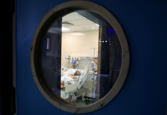 Hamdi Al-Najjar, en traitement dans l’unité de soins intensifs de l’hôpital Nasser, après avoir été blessé lors d’une frappe aérienne israélienne, à Khan Younès, le 24 mai 2025.