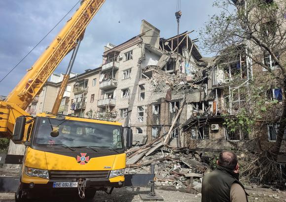 Un edificio de apartamentos fue alcanzado por un ataque con drones rusos en Mykolaiv, Ucrania, el 25 de mayo de 2025.