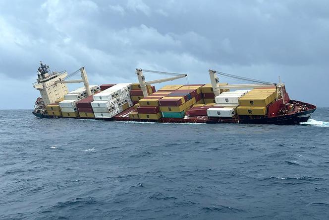 Le porte-conteneurs MSC « ELSA-3 » en détresse au large du Kerala, dans le sud de l’Inde. Photo fournie par le service de presse du ministère de la défense indien.