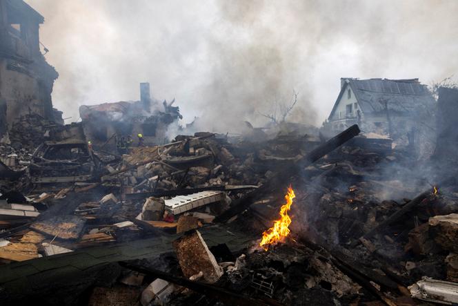Les débris d’une maison détruite lors d’un bombardement russe à Markhalivka, un village de l’oblast de Kiev, le 25 mai 2025.