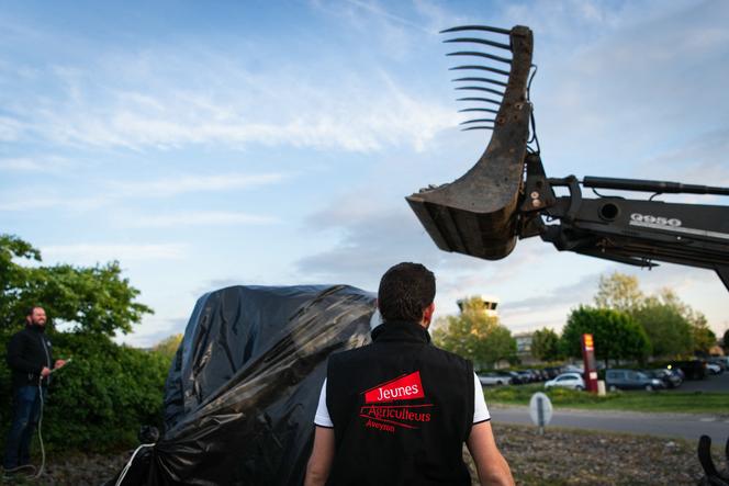 Manifestation du syndicat Jeunes Agriculteurs (JA) d’Occitanie en soutien au projet de loi Duplomb, devant l’aéroport de Rodez, le 15 mai 2025.