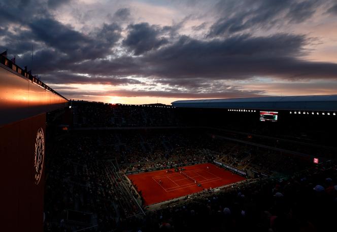 Le court Philippe-Chatrier lors de la première session de soirée de l’édition 2025 de Roland-Garros, à Paris, le 25 mai 2025.