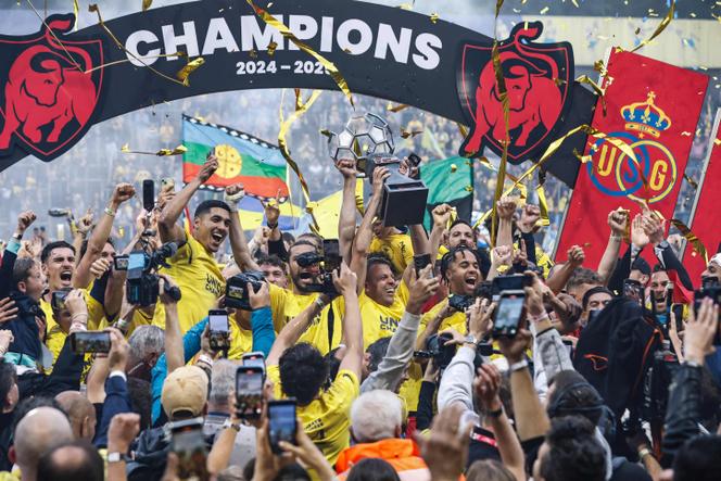 Les joueurs et les supporteurs de l’Union Saint-Gilloise célèbrent le titre de champion de Belgique de football, au stade Joseph-Marien de Forest, près de Bruxelles, le 25 mai 2025.