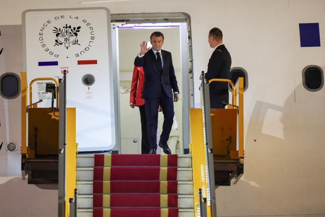 Emmanuel Macron à son arrivée à l’aéroport de Noi Bai, à Hanoï, le 25 mai 2025.