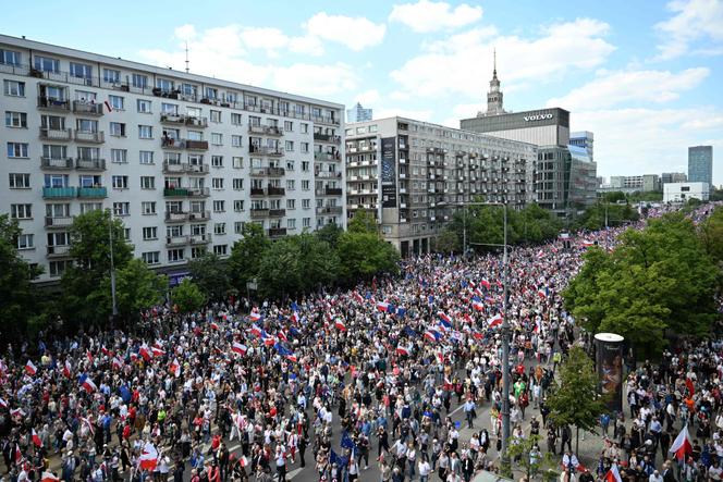Des partisans de Rafal Trzaskowski, maire pro-européen de Varsovie, défilent dans la capitale, dimanche 25 mai 2025, une semaine avant le second tour de l’élection présidentielle, qui l’opposera à l’historien nationaliste Karol Nawrocki.